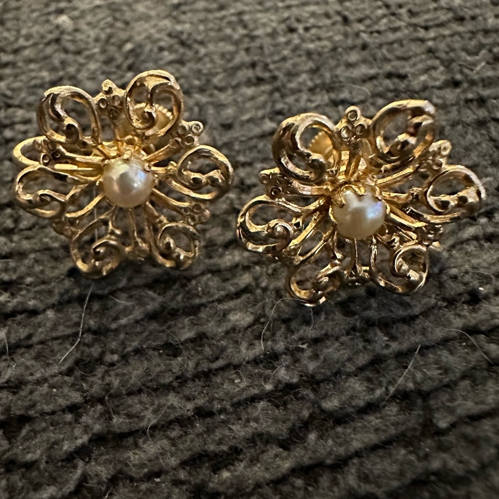Vintage screw back earrings with gold and faux pearl detail